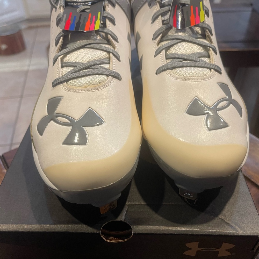 Under Armour Kershaw White/Gray metal baseball cleats with laces 11.5 NEW in box